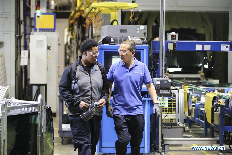 【新華社】探訪福耀美國(guó)工廠，當(dāng)?shù)貑T工在這里找到成長(zhǎng)機(jī)遇