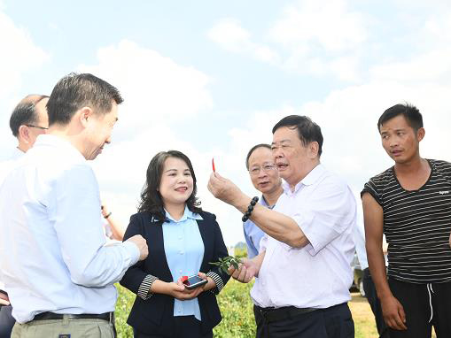 曹德旺榮獲中國脫貧攻堅獎，他說：企業(yè)家一定要盡責